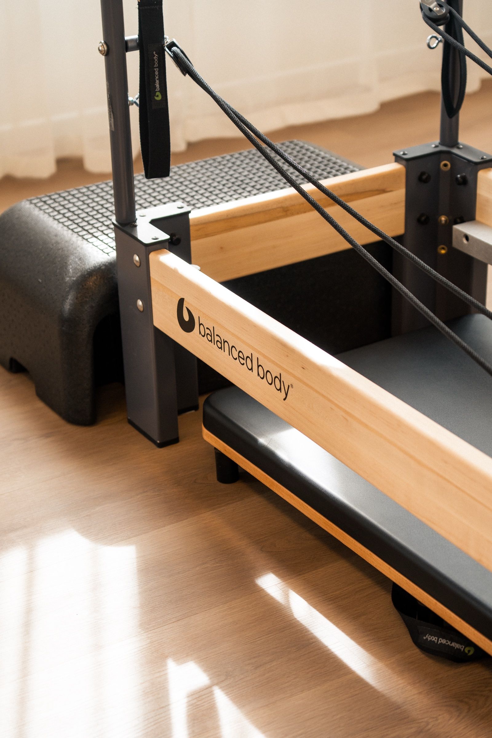 Dettaglio di un Reformer Balanced Body in legno