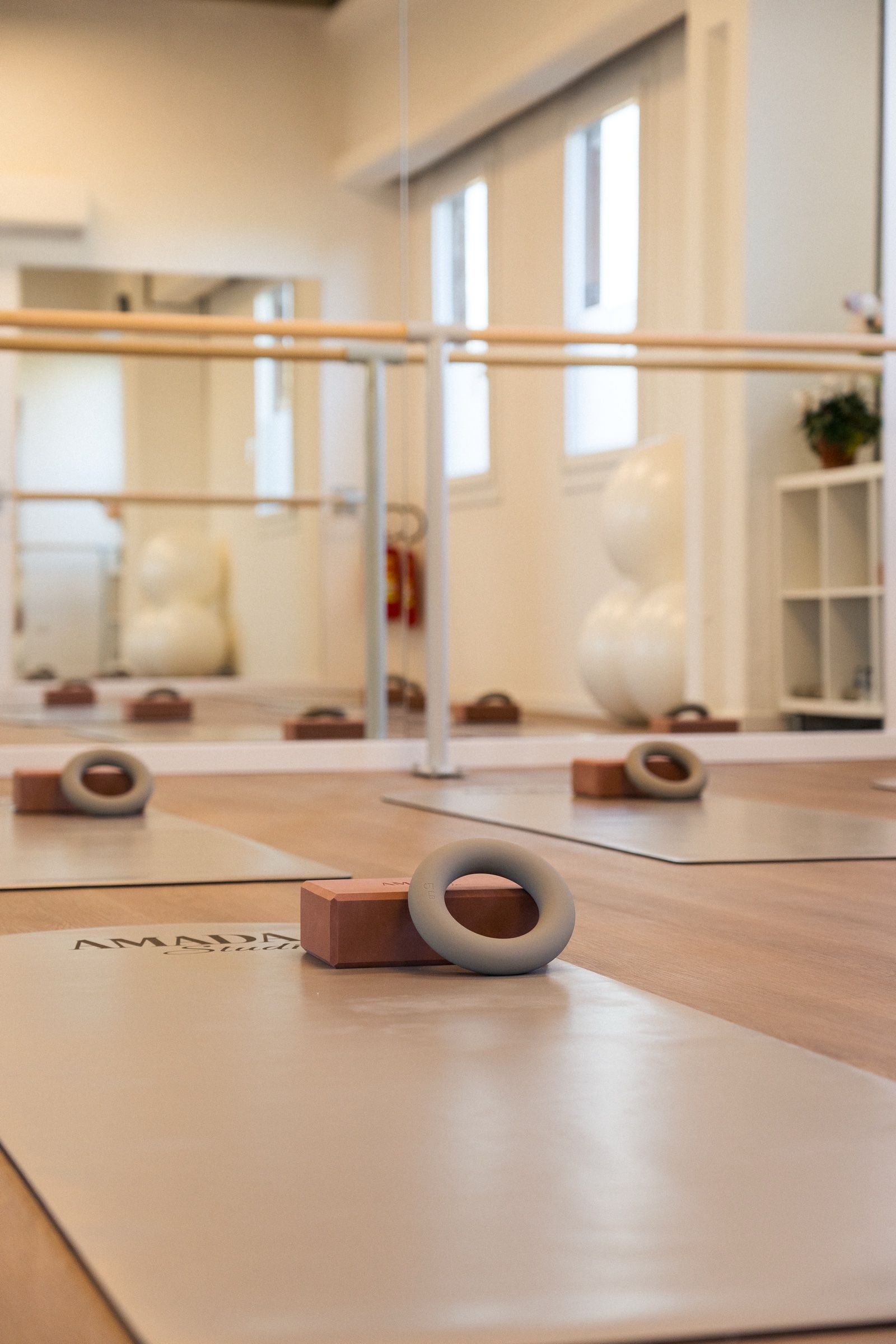 Sala corpo libero con sbarra, specchi e tappetini