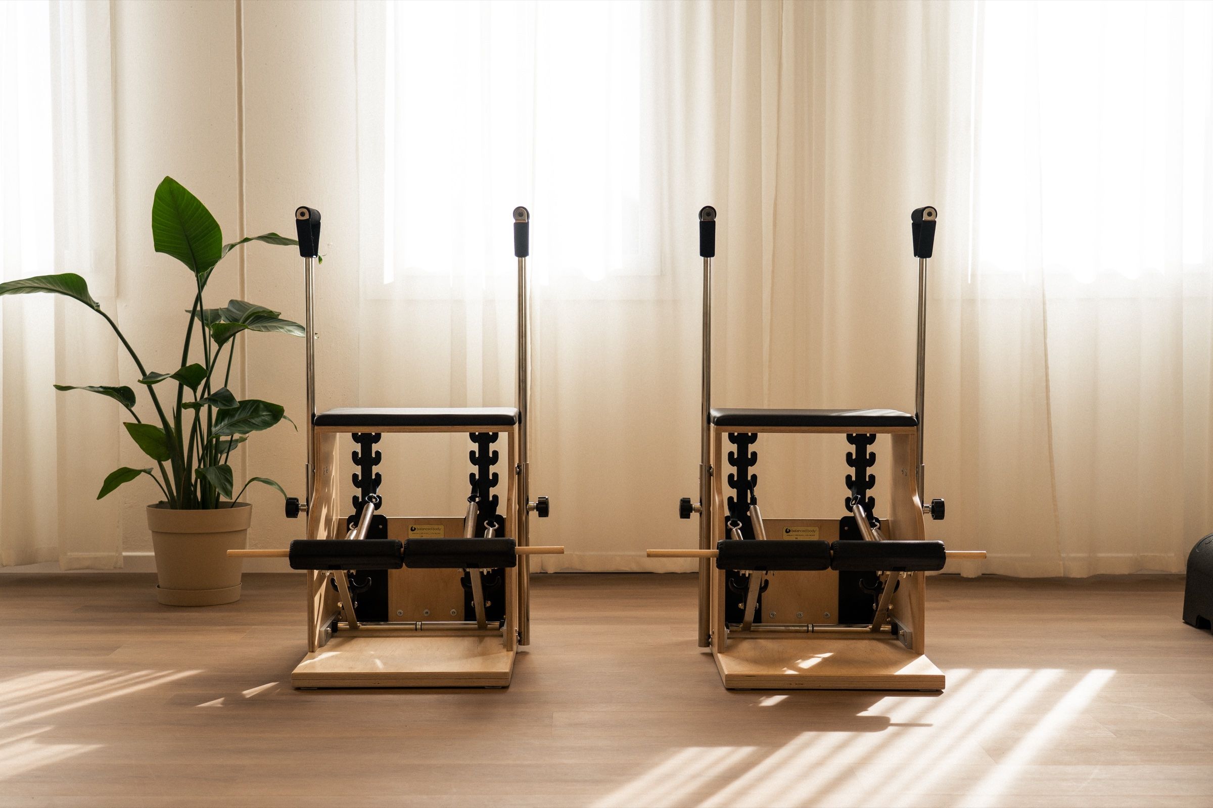 Due Chair davanti alle finestre con le tende bianche