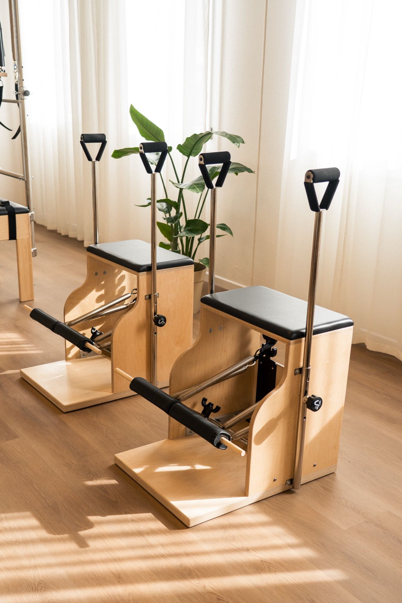 Due Chair affiancate davanti alle finestre