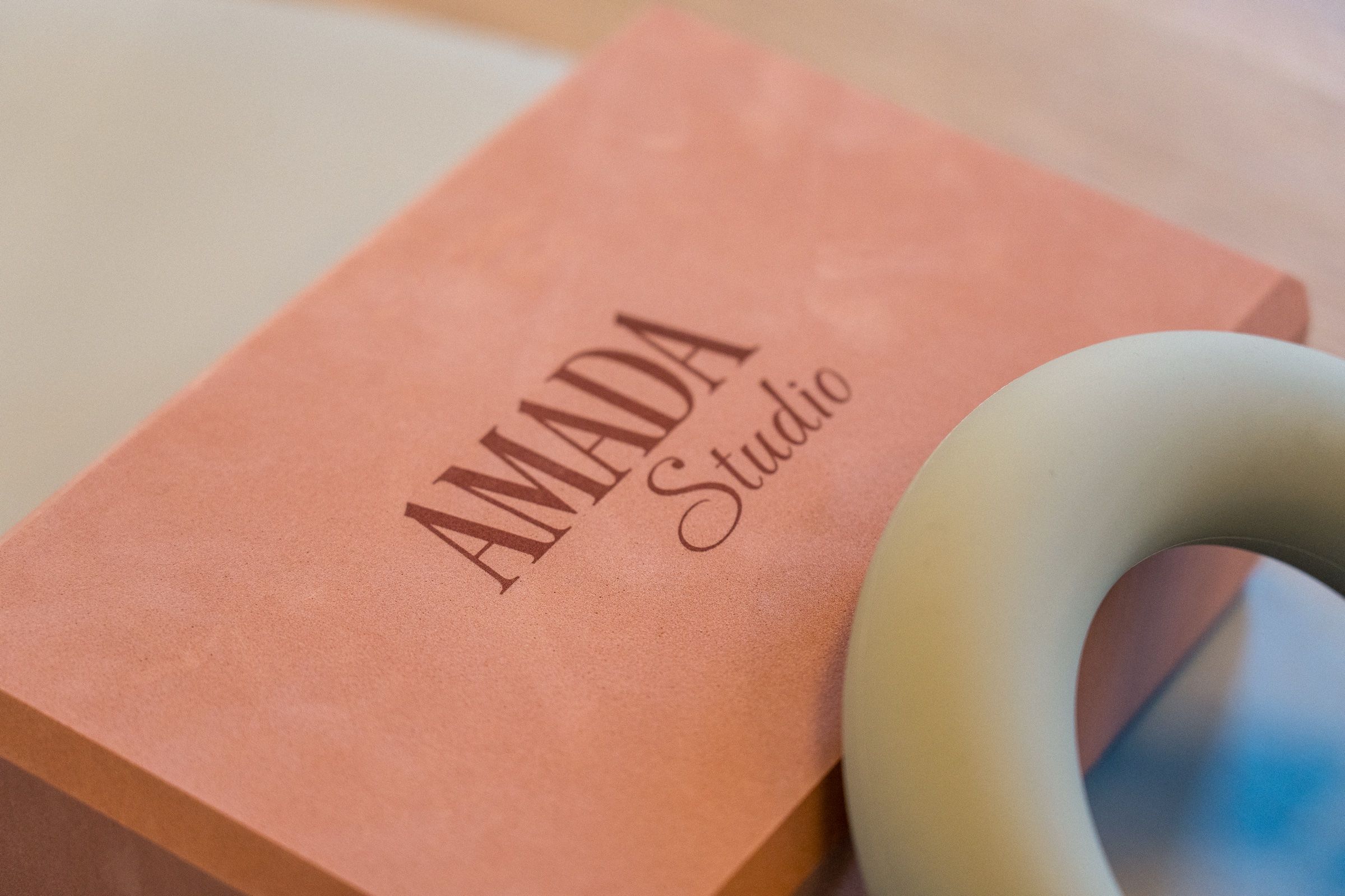 Mattoncino Amada Studio e anello sul tappetino